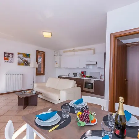 Fiumelatte Sleeps 4 Wifi Apartment *