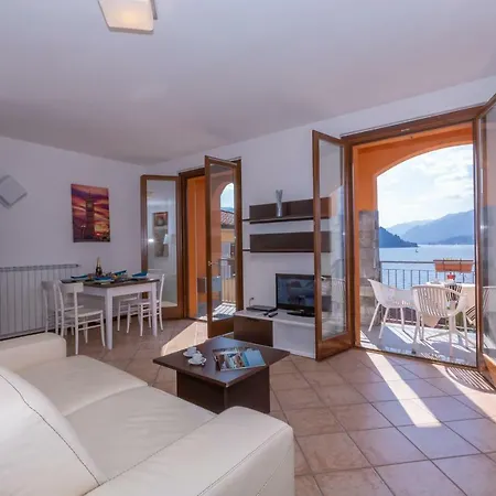 Fiumelatte Sleeps 4 Wifi Apartment